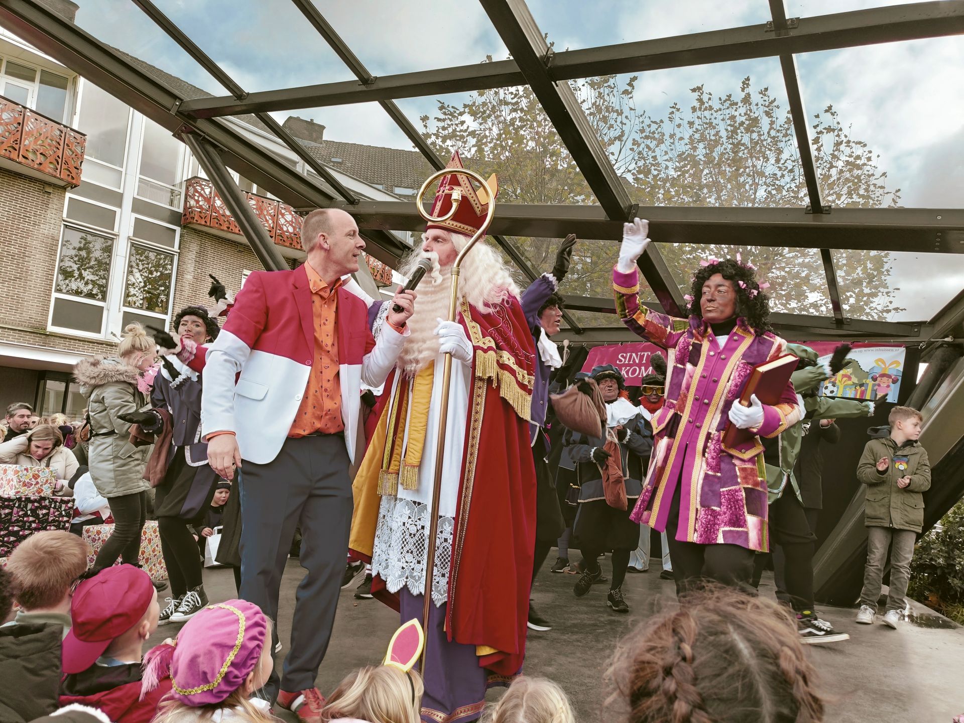 Grote opkomst bij de intocht van Sinterklaas en zijn Pieten in Huissen