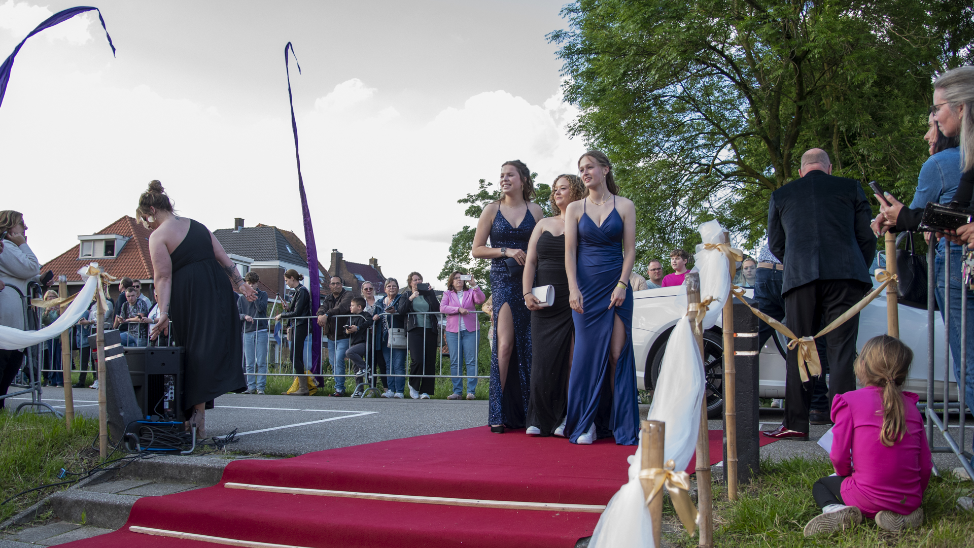 Leerlingen OBC Huissen over rode loper..