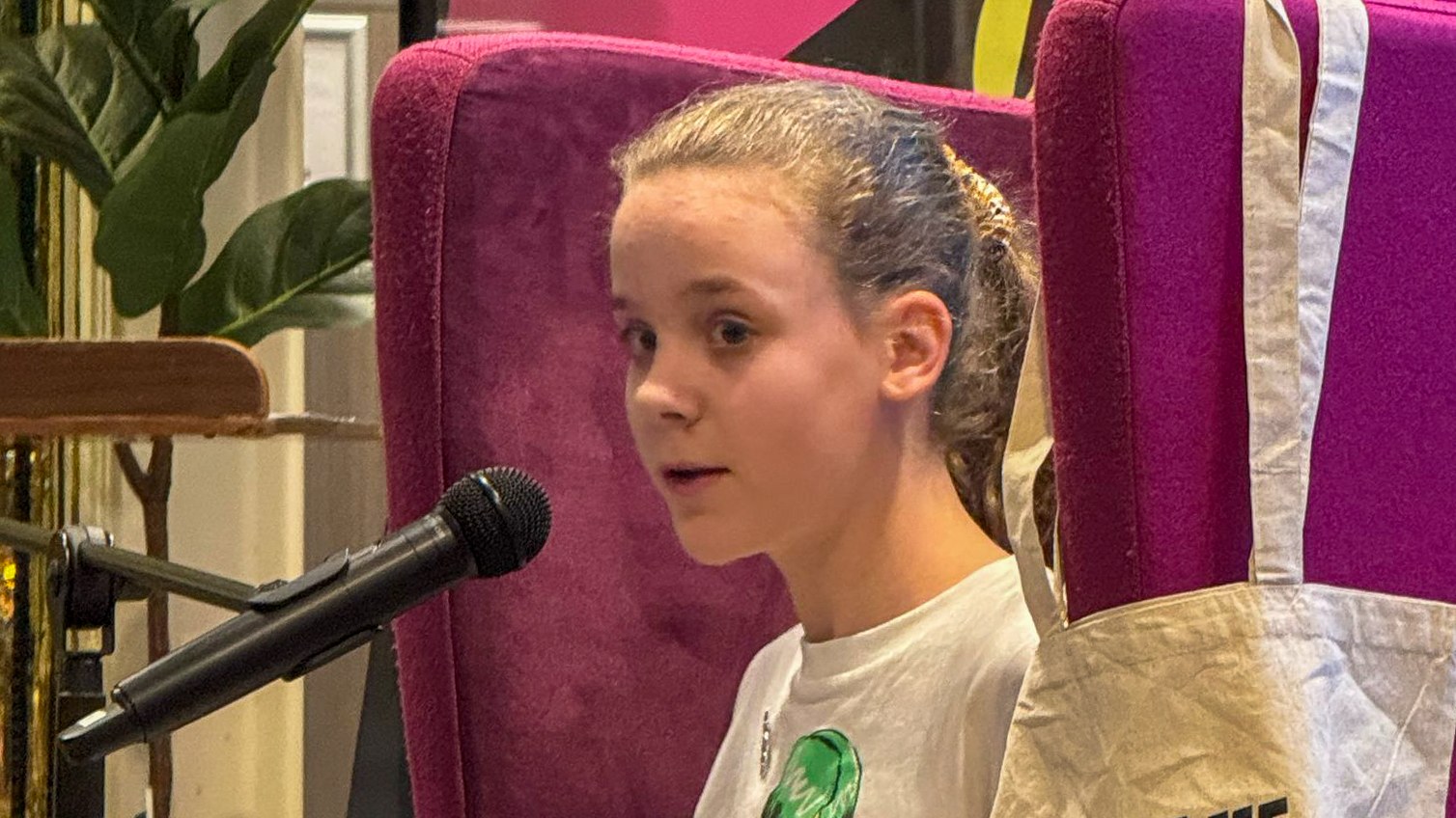 Isabel naar provinciale voorleeswedstrijd..