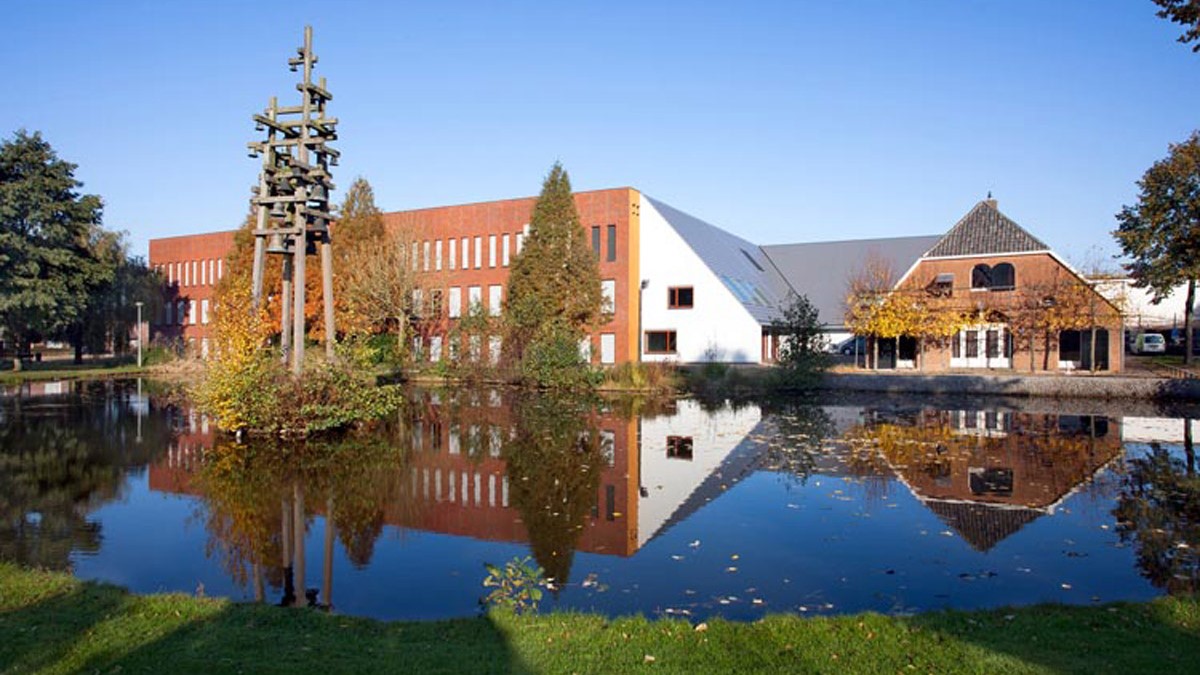 Kinderen groep 8 van IKC De Regenboog in schoenen gemeenteraad…