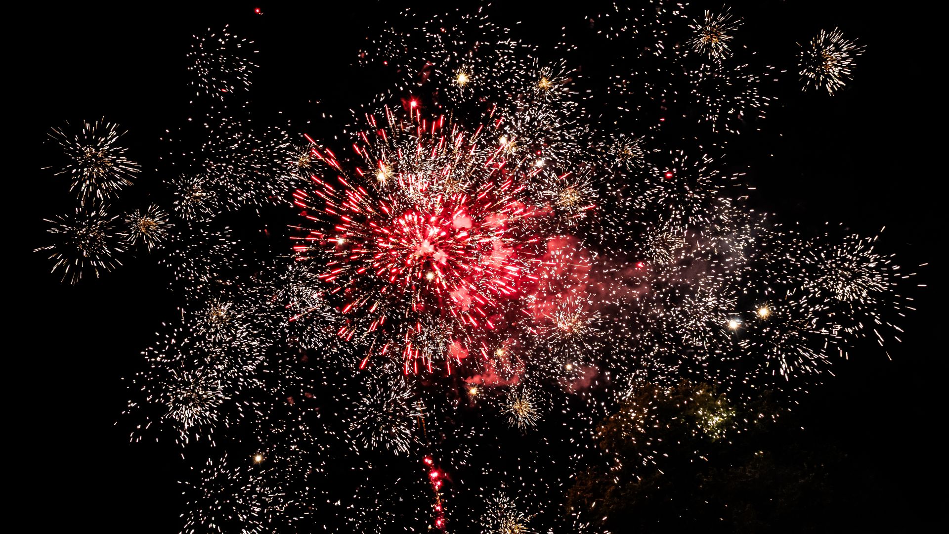 Vuurwerk sluit Bemmelse kermis feestelijk af…