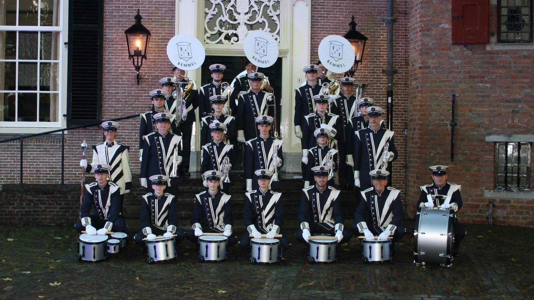 Volle tribunes genoten van het spektakel in het taptoe-theater