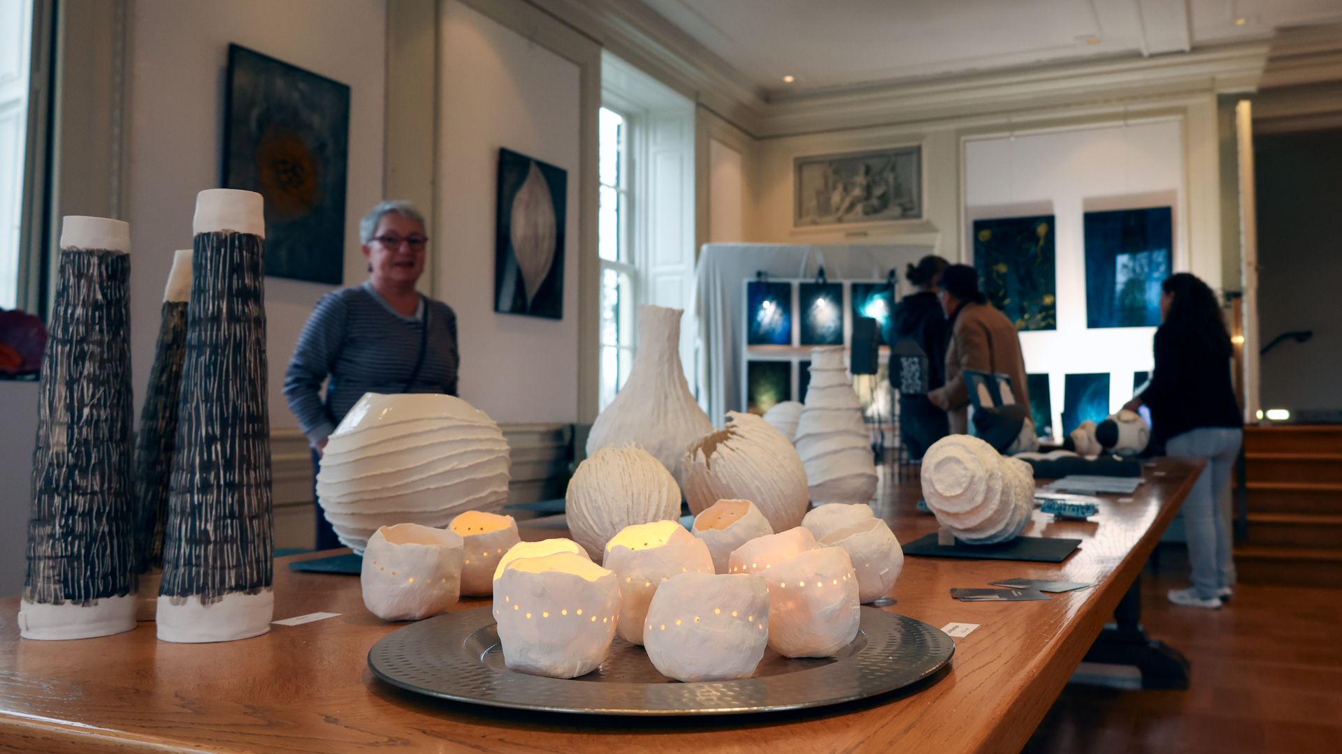 Kunst Kasteel Bemmel trekt volle zalen bij jubileumeditie.