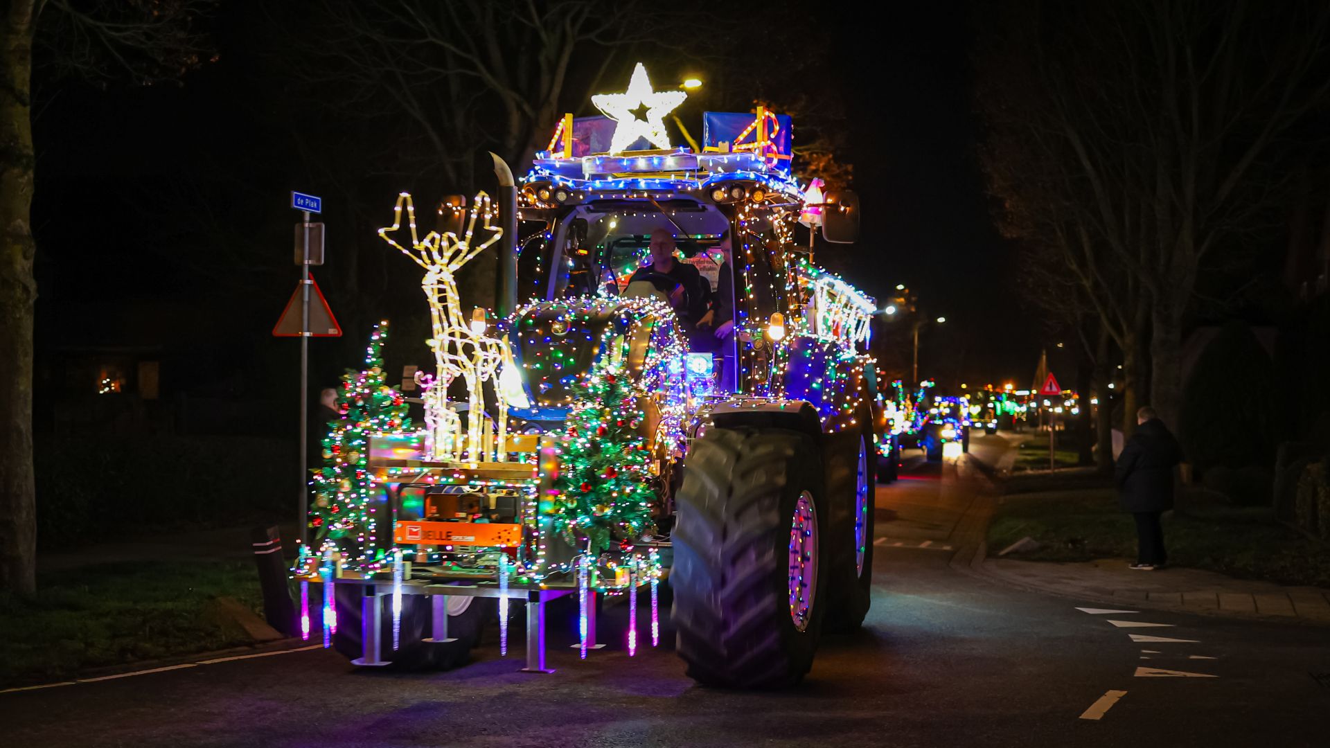 Trekkertocht brengt warme kerstgroet aan Lingewaard