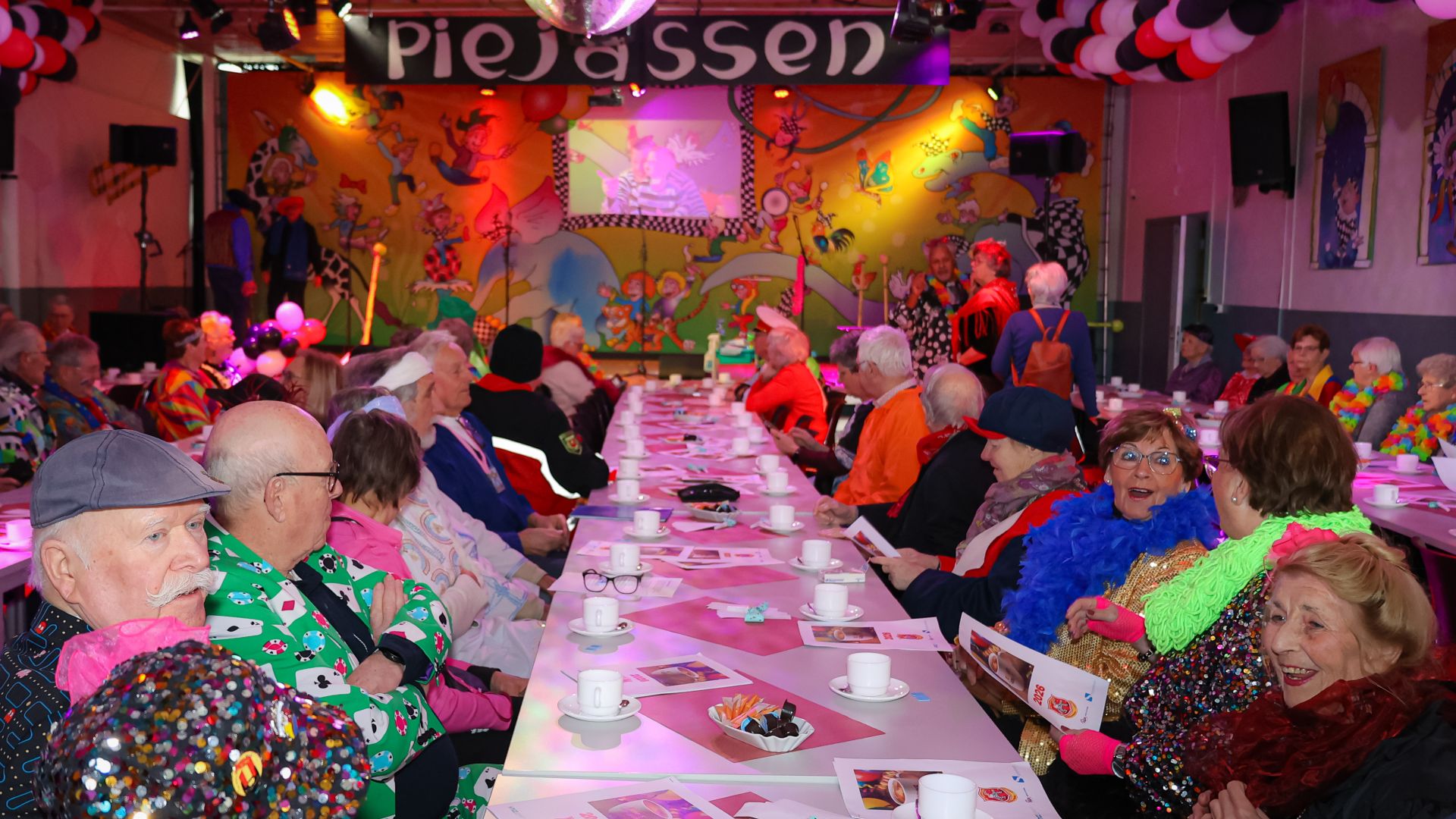 Kumke Carnaval: Bemmel verrast senioren met carnavaleske koffieochtend