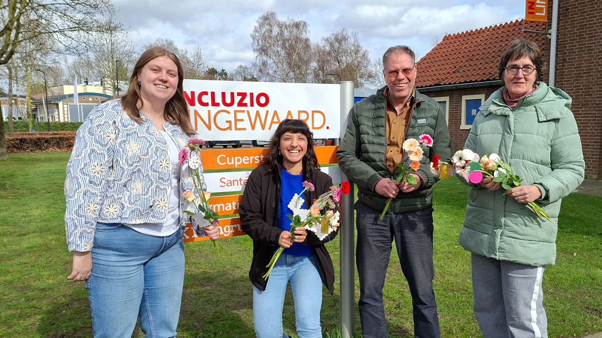 Incluzio Lingewaard verrast inwoners in Bemmel met bloemen en een goed gesprek