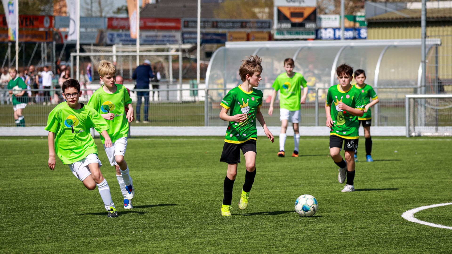 Schoolvoetbal in Gendt: fanatisme en plezier spatten ervan af.