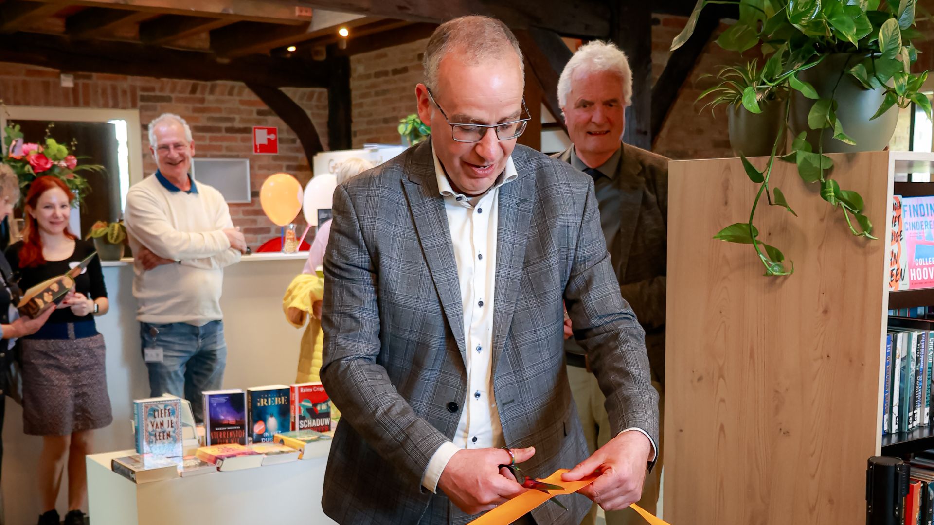 Nieuwe bibliotheek Bemmel feestelijk geopend in historische Tabaksschuur