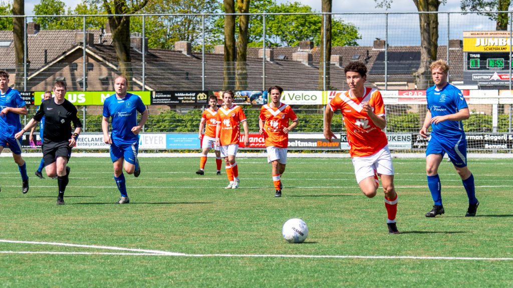 Angeren wint ondanks rode kaart en bereikt nacompetitie