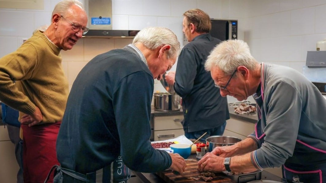 Bijzonder kookproject voor weduwnaars in Lingewaard.