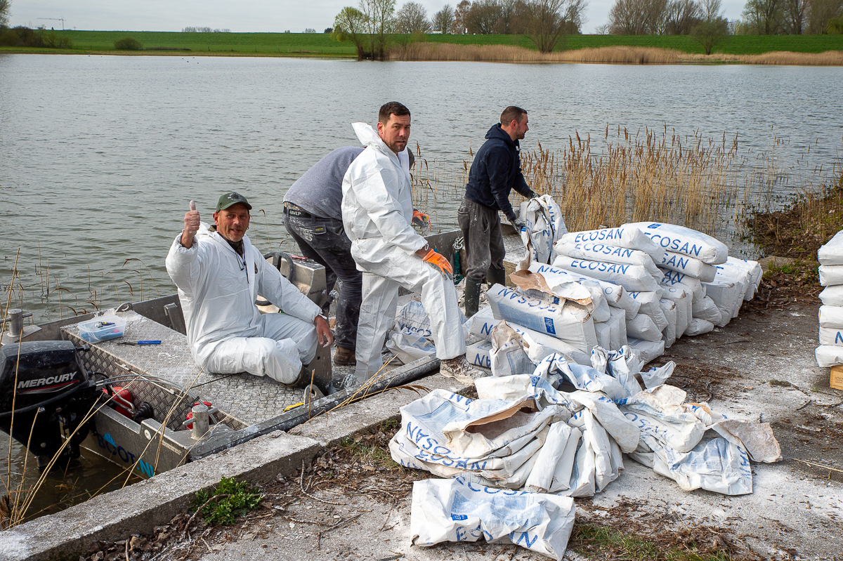 Vrijwilligers verbeteren waterkwaliteit Grote Bloem in Huissen