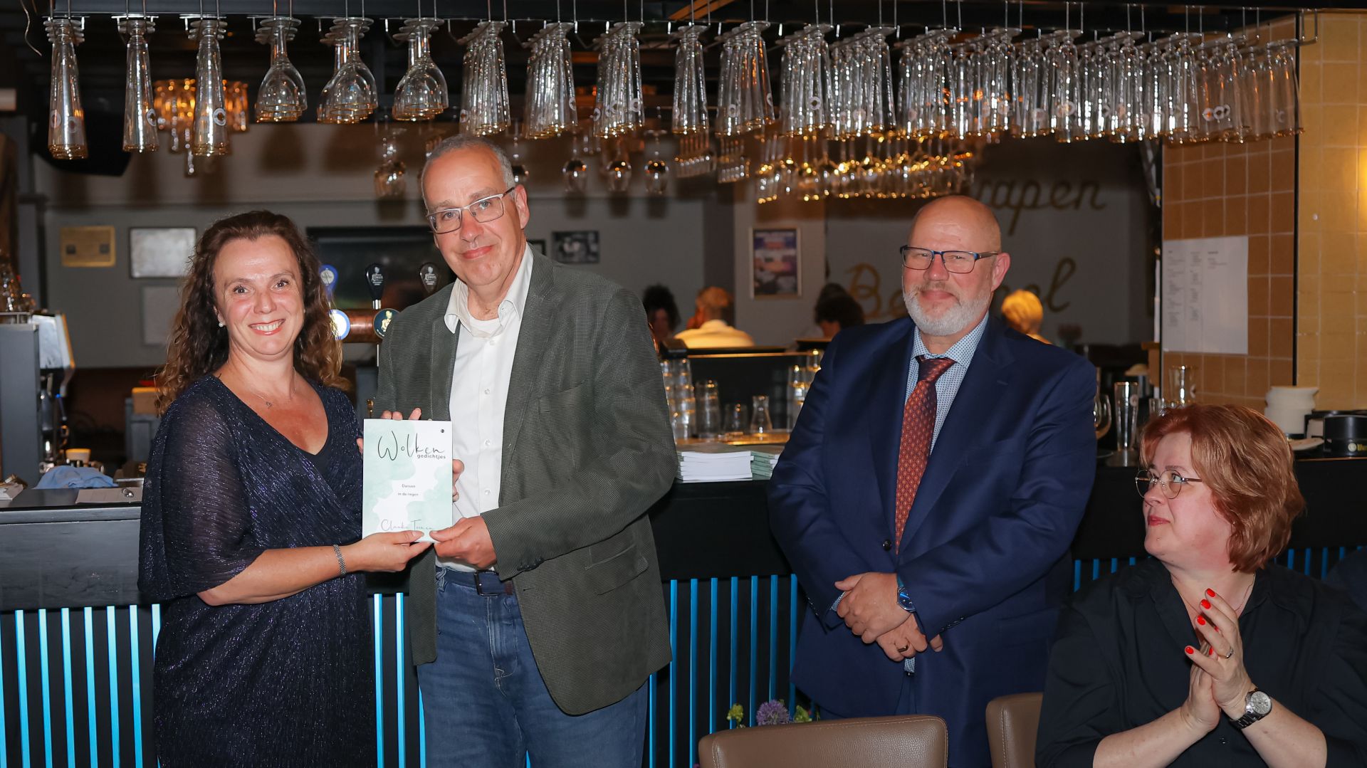 Kwetsbaar en krachtig: Claudia Toonen presenteert tweede dichtbundel.