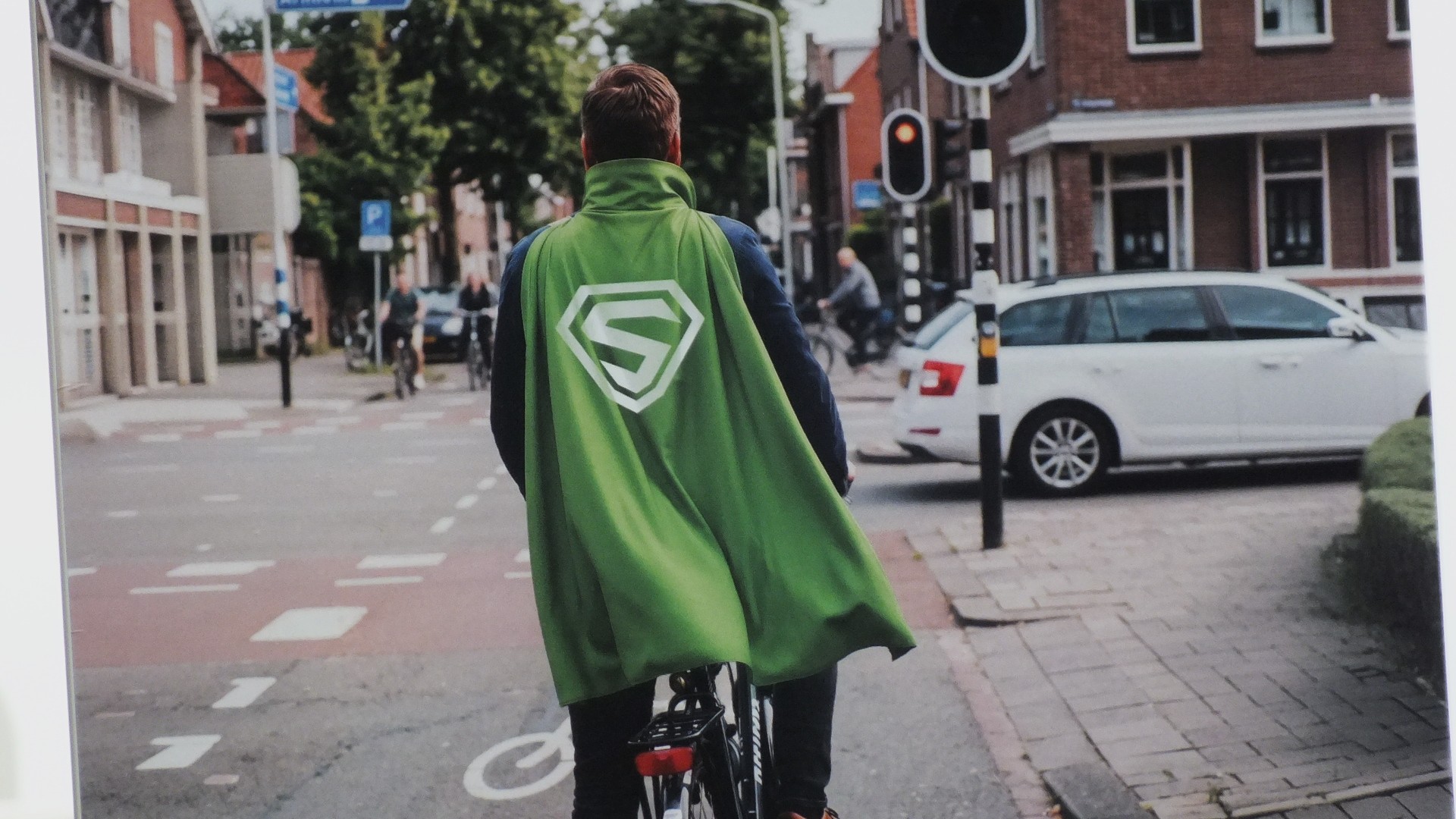 Provincie Gelderland plaatst groene ‘supermancape-bordjes’