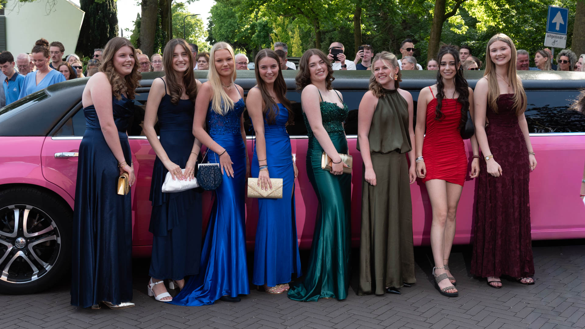 Stralend gala OBC Bemmel trekt veel bekijks.