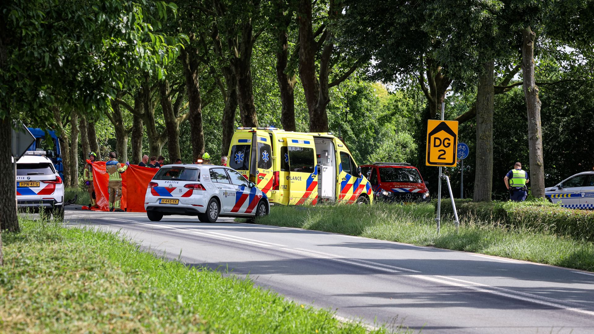 Fietser zwaargewond bij botsing met vrachtwagen.
