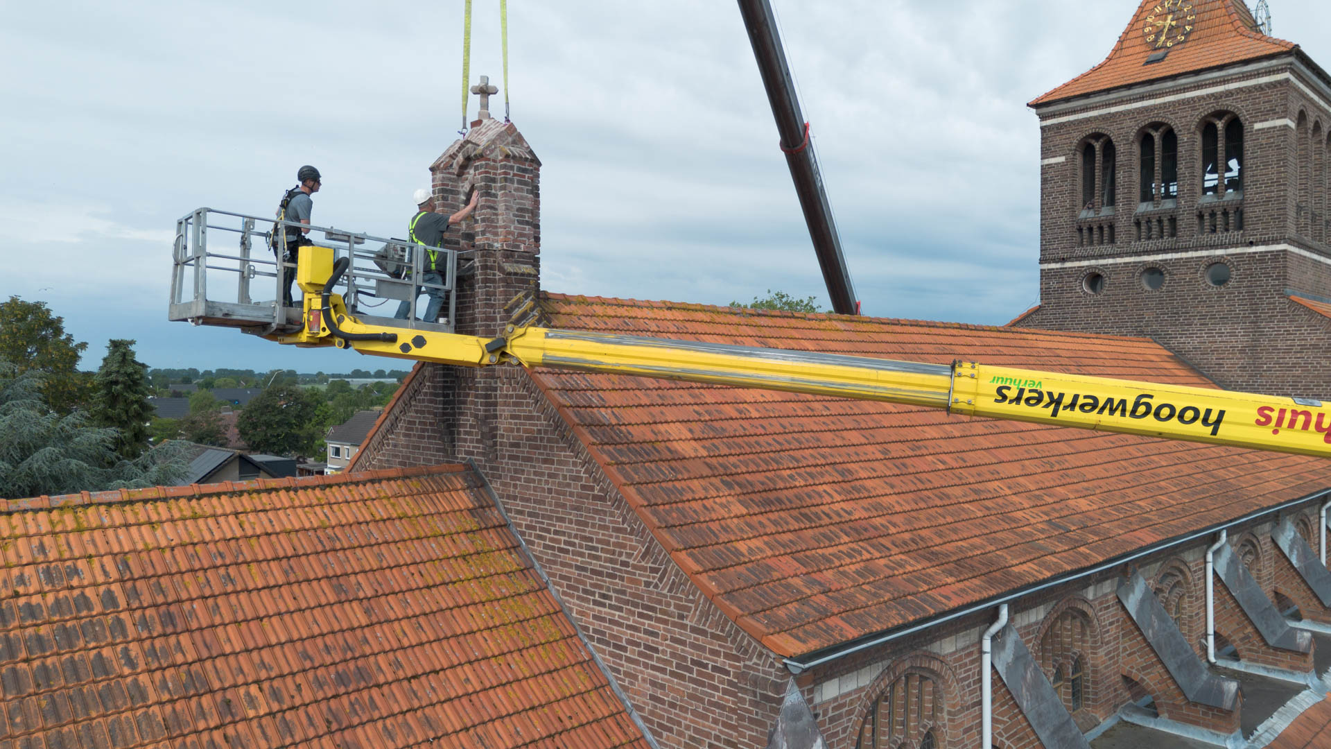 Angelustoren weer terug op Zandse kerk Huissen