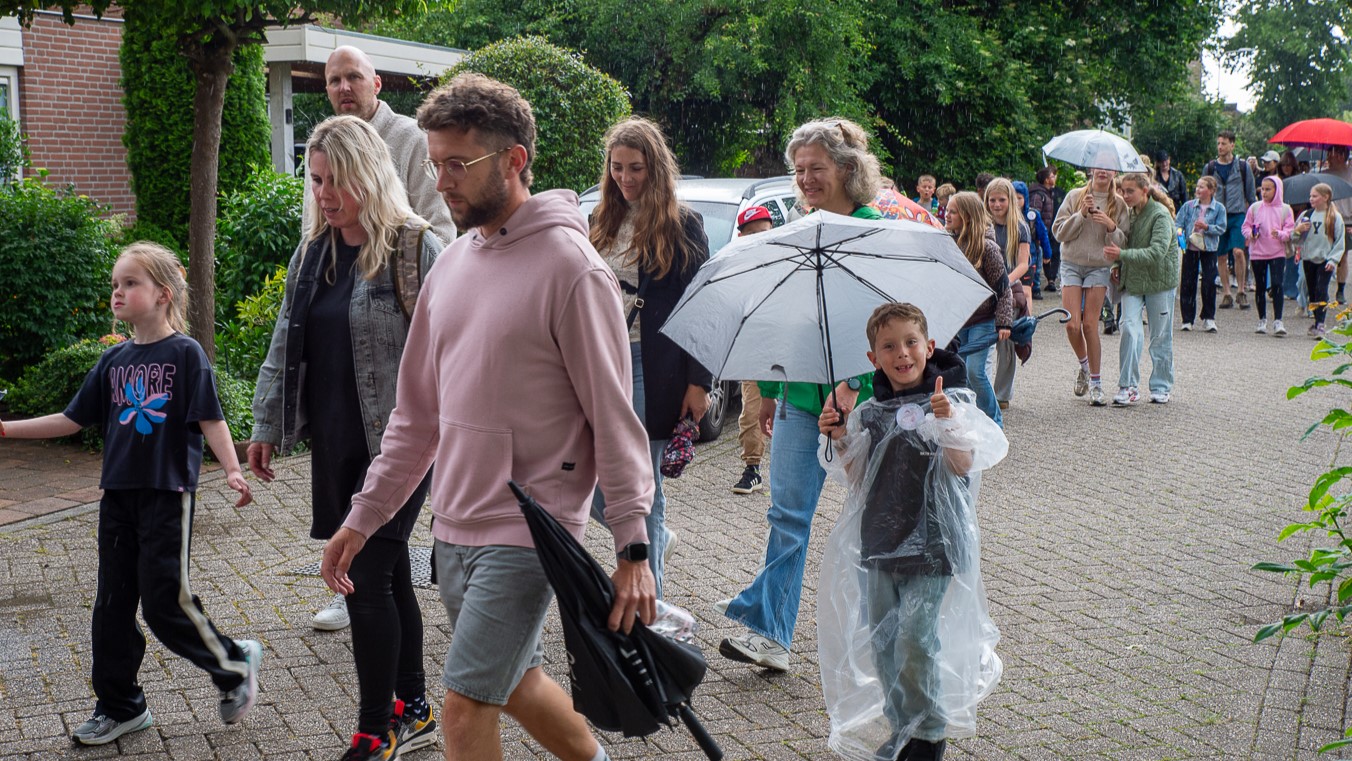 Wandelaars trotseren regen tijdens Avondvierdaagse Huissen