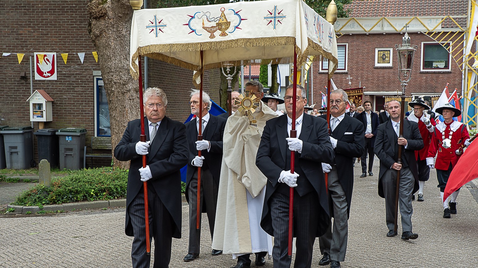 Huissense Umdracht trok weer door versierde straten