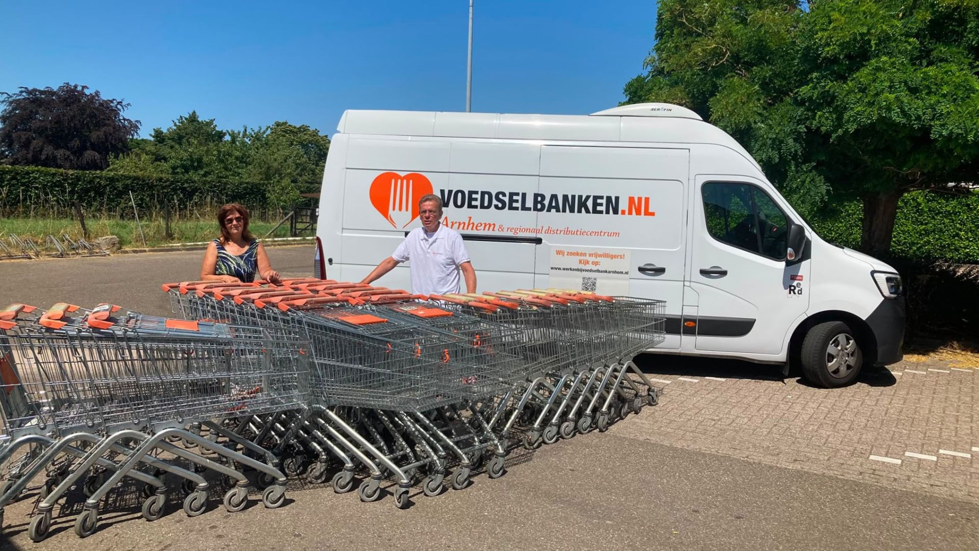 Winkelwagens krijgen tweede leven bij Voedselbank Arnhem-Zuid.