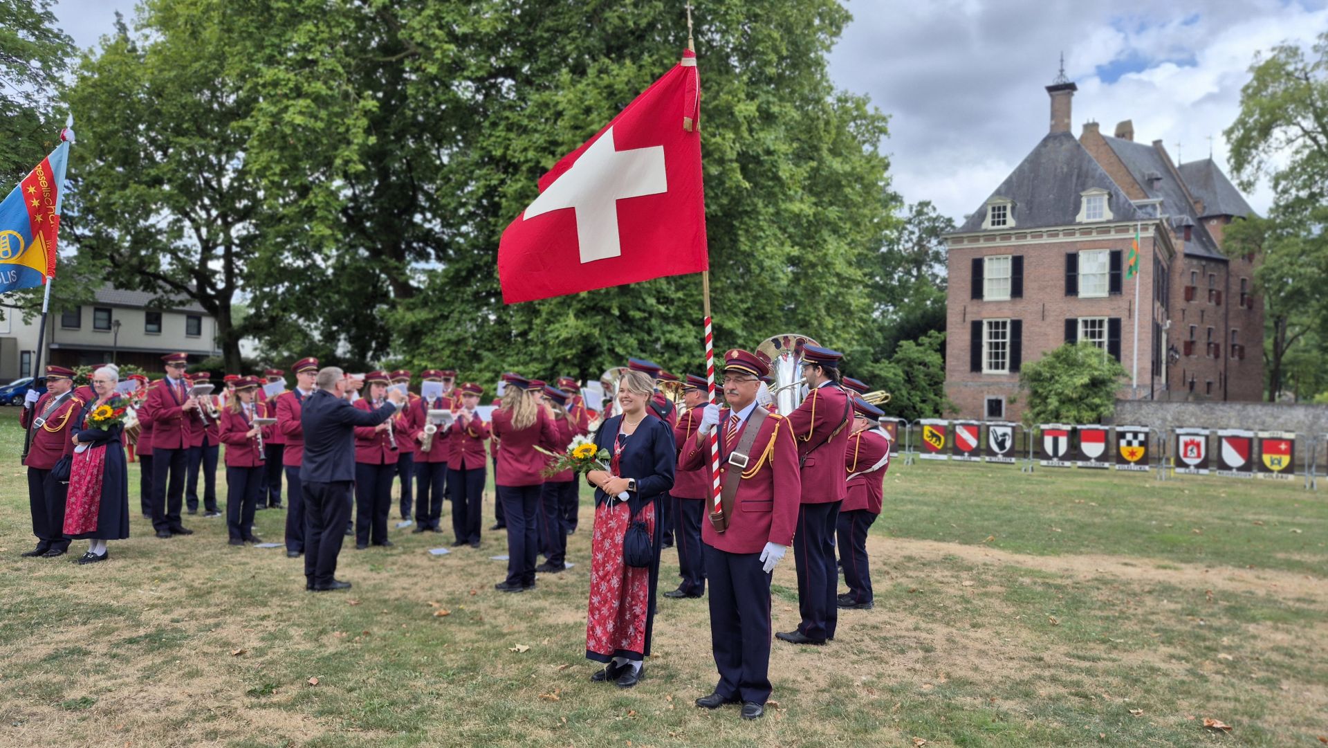 Decennialange traditie: Zwitserse muzikanten treden op en blijven slapen in Bemmel