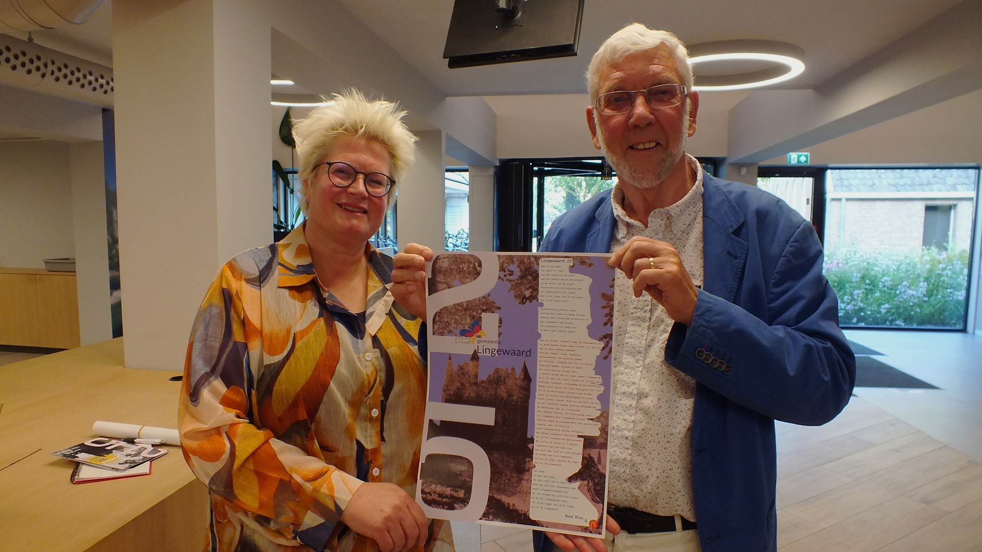 Onthulling jubileumboekje en poster tijdens 25 jaar Lingewaard