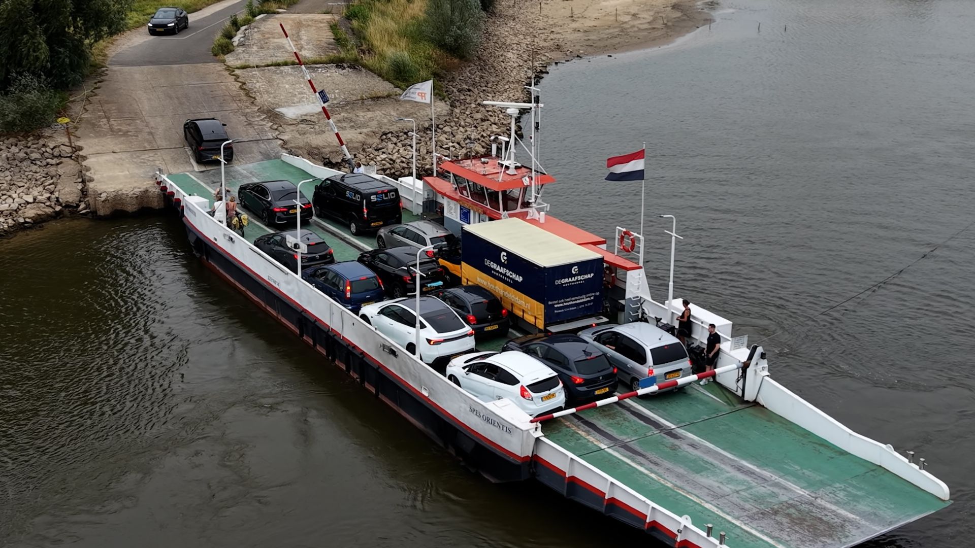 Drukte bij veerpont Loo-Huissen door werkzaamheden aan de Pleijroute
